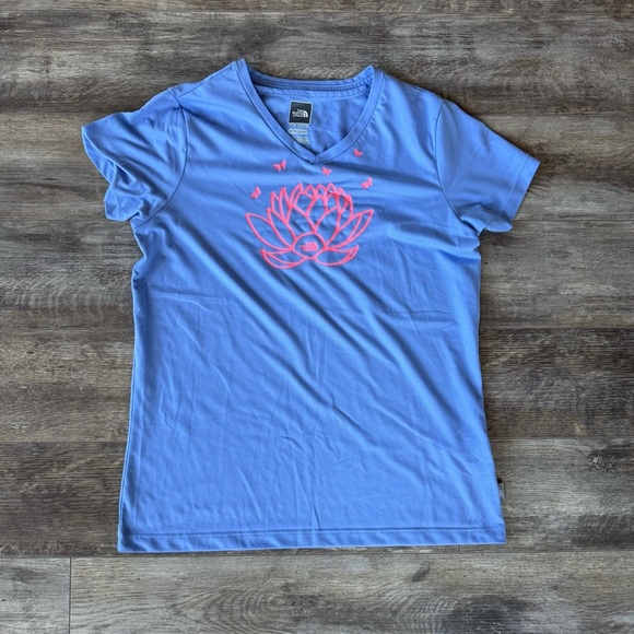The North Face Water Lilly Graphic Soft V-Neck Tee Shirt - Picture 8 of 8